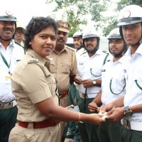 TPSOH  TRAFFIC  TEAM  RECEIVING  ID CARDS FROM HOSUR DSP MADAM